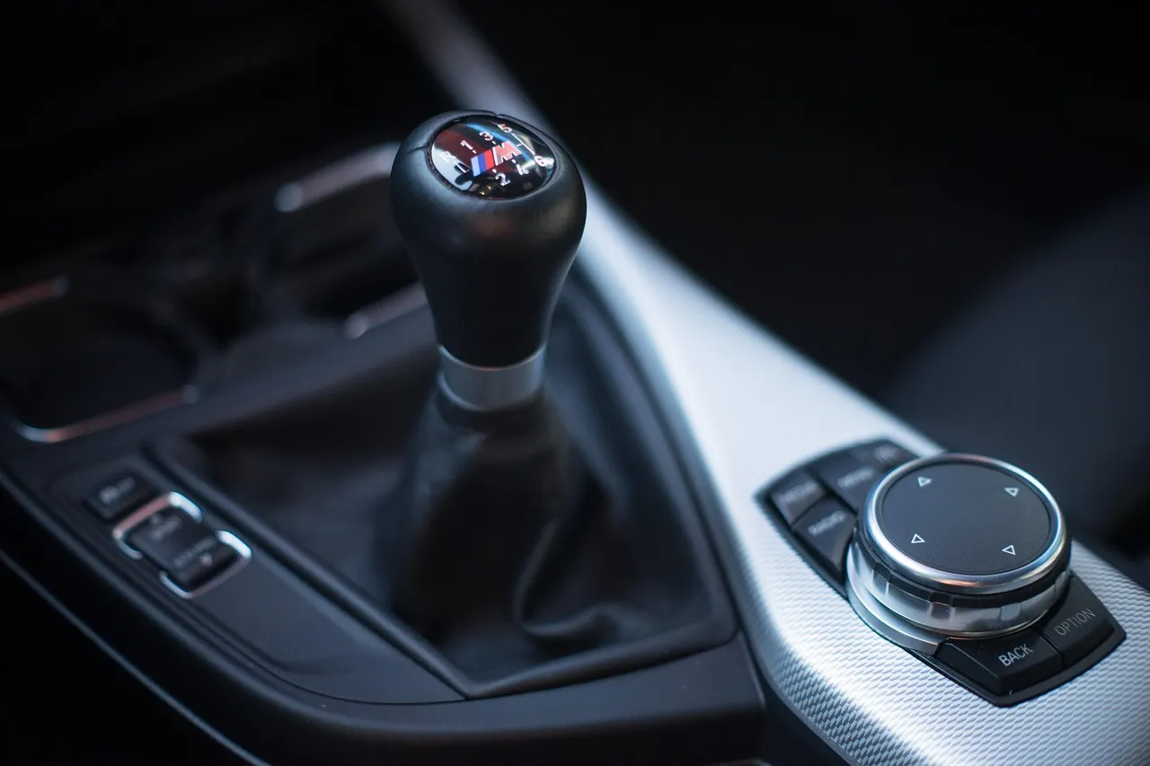 Automatic vs Manual rental car, how to choose the right car for you